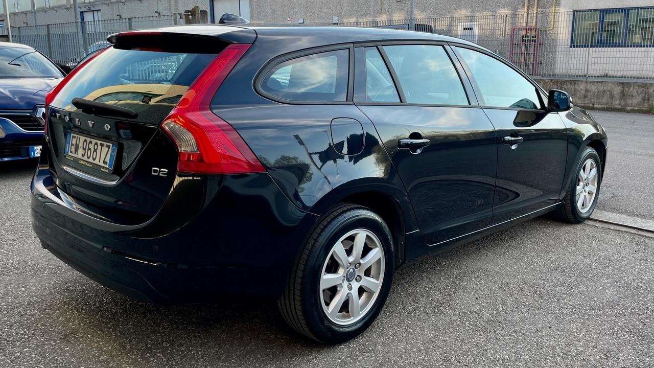 VOLVO V60 1.6 MOMENTUM 115CV - PELLE PARZIALE, CRUISE CONTROL, NEOPATENTATI