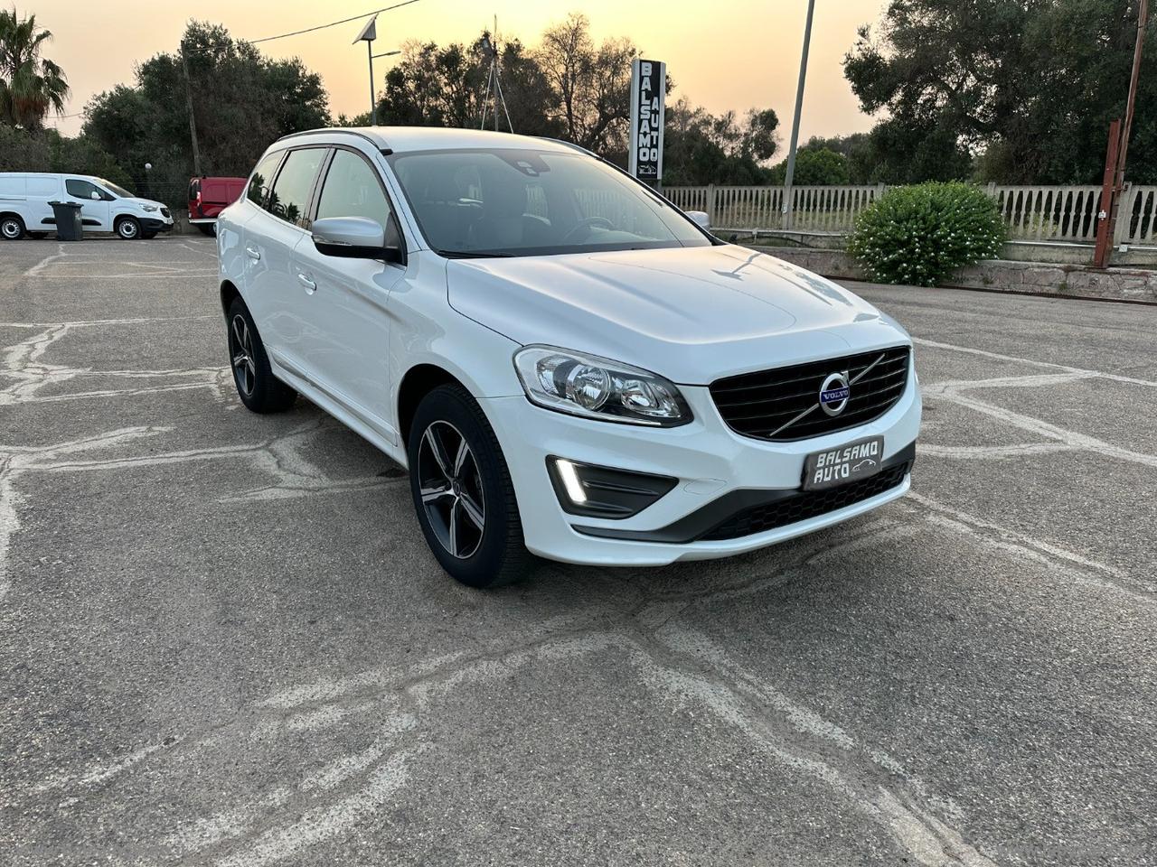 VOLVO XC60 D4 AWD Geartronic R-design Momentum