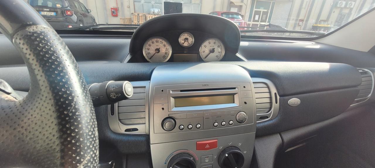 Lancia Ypsilon 1.2 Momo Design