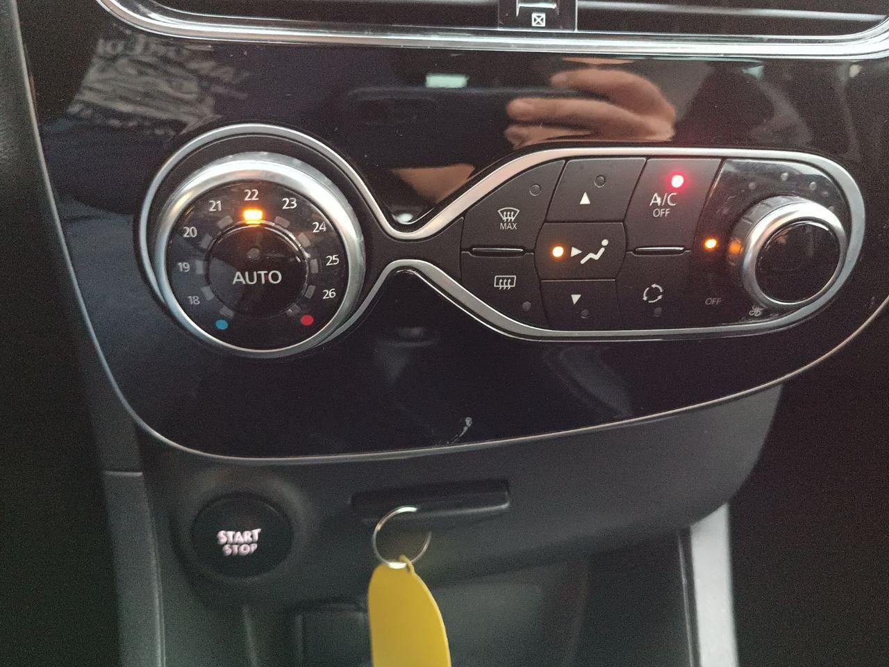 RENAULT Clio TCe 12V 90 CV 5 porte Moschino Intens