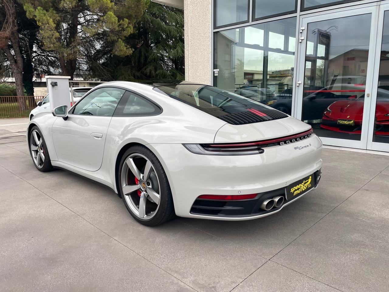Porsche 911 Carrera S con soli 24.000 Km scarichi sport e tetto apribile pari a nuova