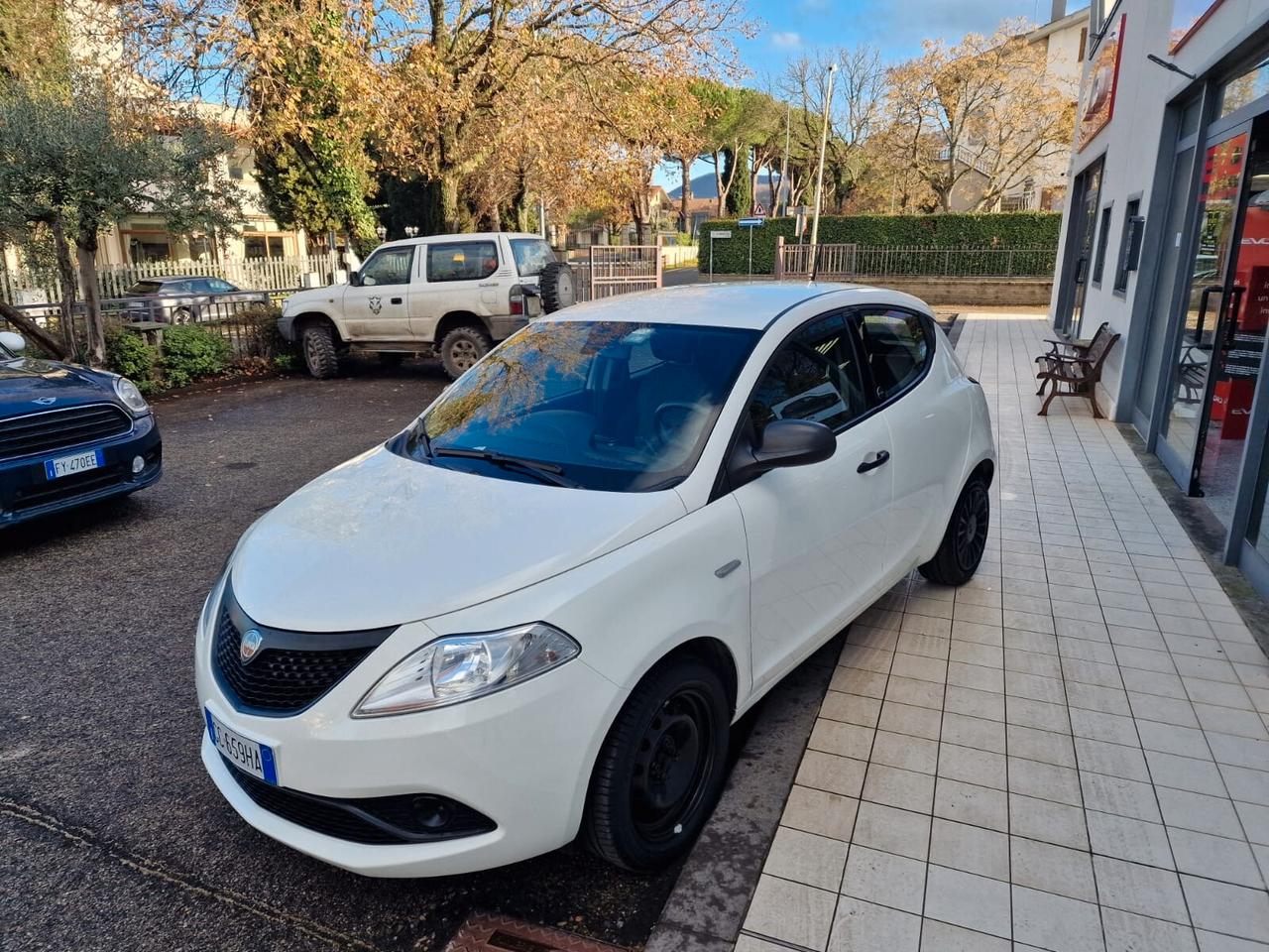 Lancia Ypsilon 1.0 FireFly 5 porte S&S Hybrid Ecochic Silver