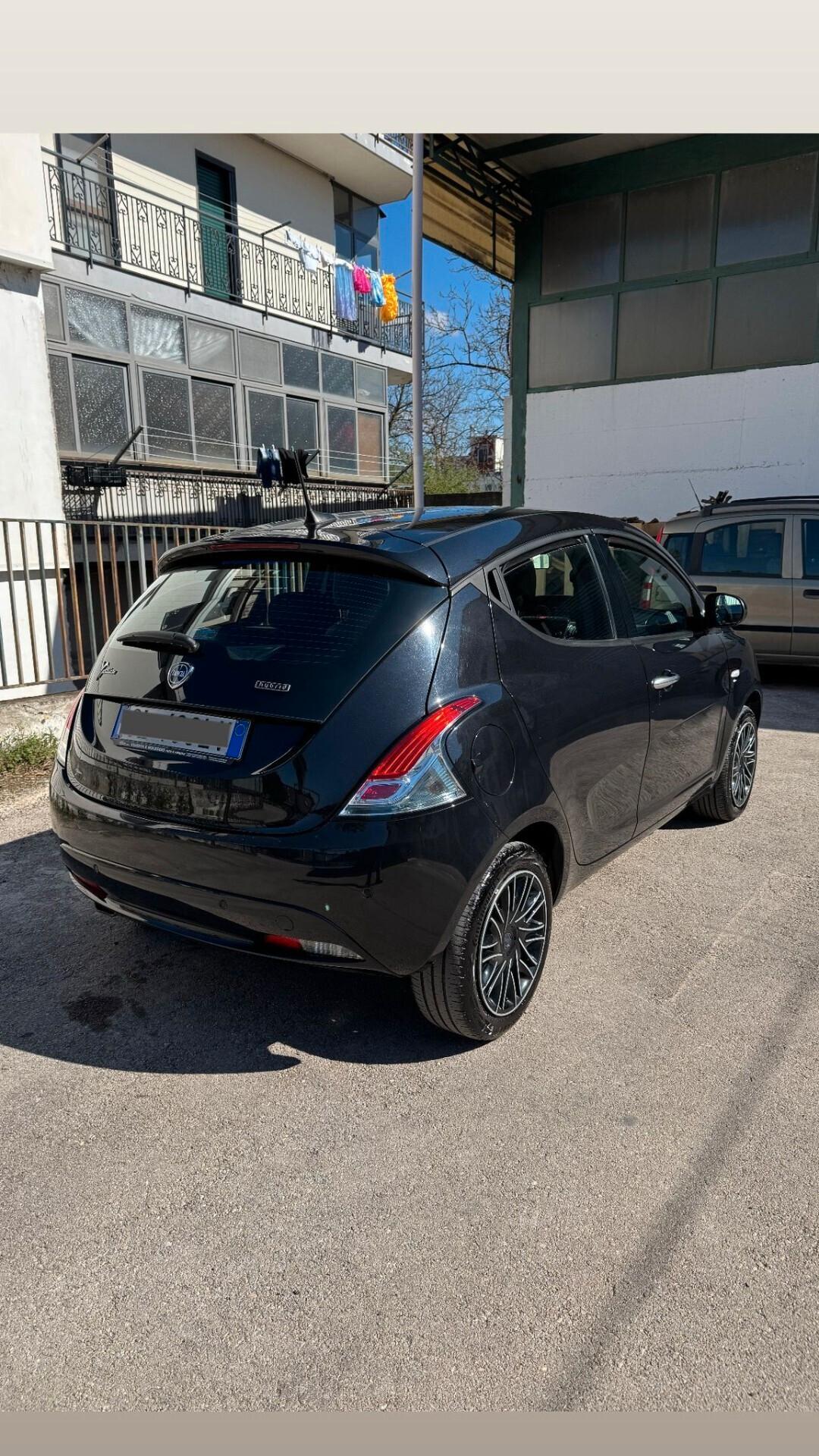 Lancia Ypsilon 1.0 FireFly 5 porte S&S Hybrid Alberta Ferretti