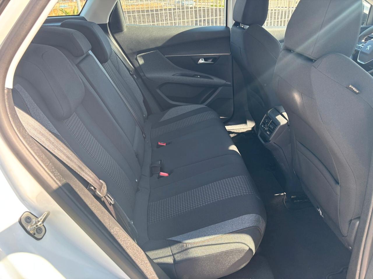 Peugeot 3008 BlueHDi 130 S&S EAT8 Business