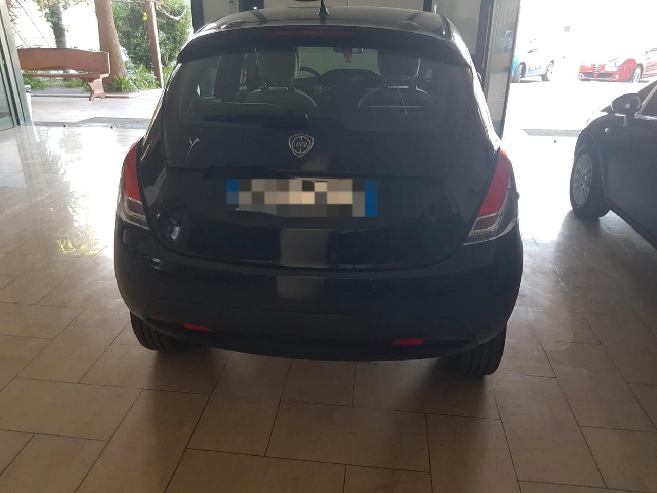 Lancia Ypsilon 0.9 TwinAir 85 CV 5 porte Metano Ecochic Silver