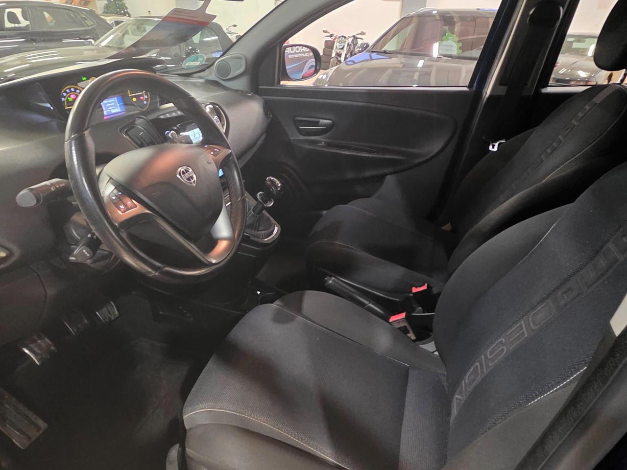 Lancia Ypsilon 1.2 69 CV 5 porte S Momodesign