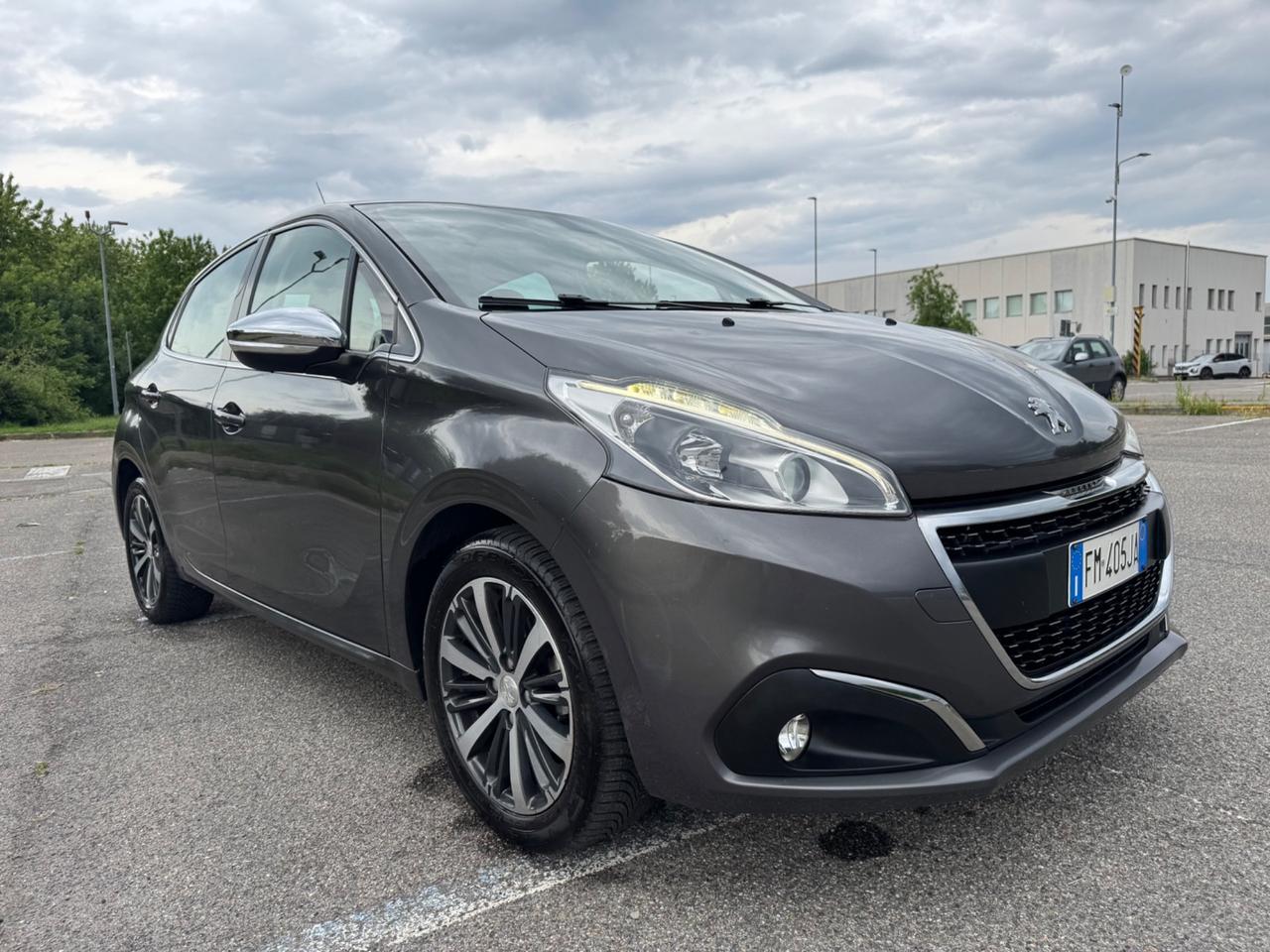 Peugeot 208 tagliandata cinghia nuova Neopatentati