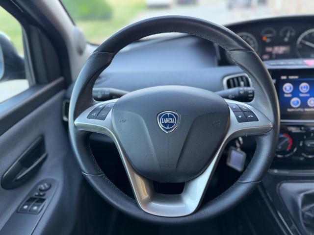 LANCIA Ypsilon HYBRID GOLD+NAVI+SENSORI+5POSTI+LED