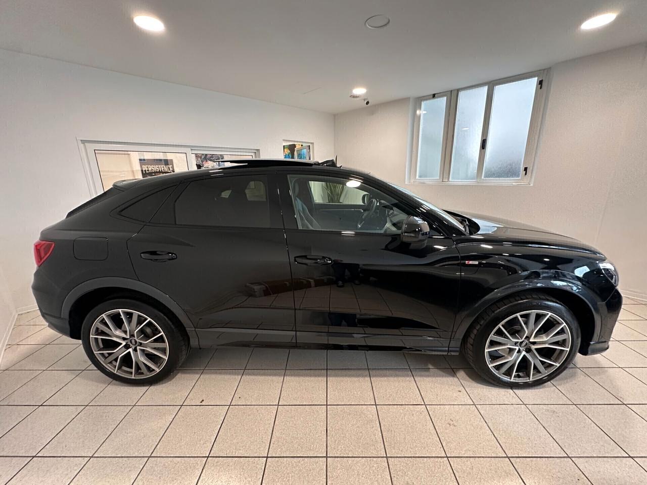 Audi Q3 SPORTBACK 35 TDI QUATTRO S LINE + PANORAMA + R20 + FARI MATRIX + BLACK PACK