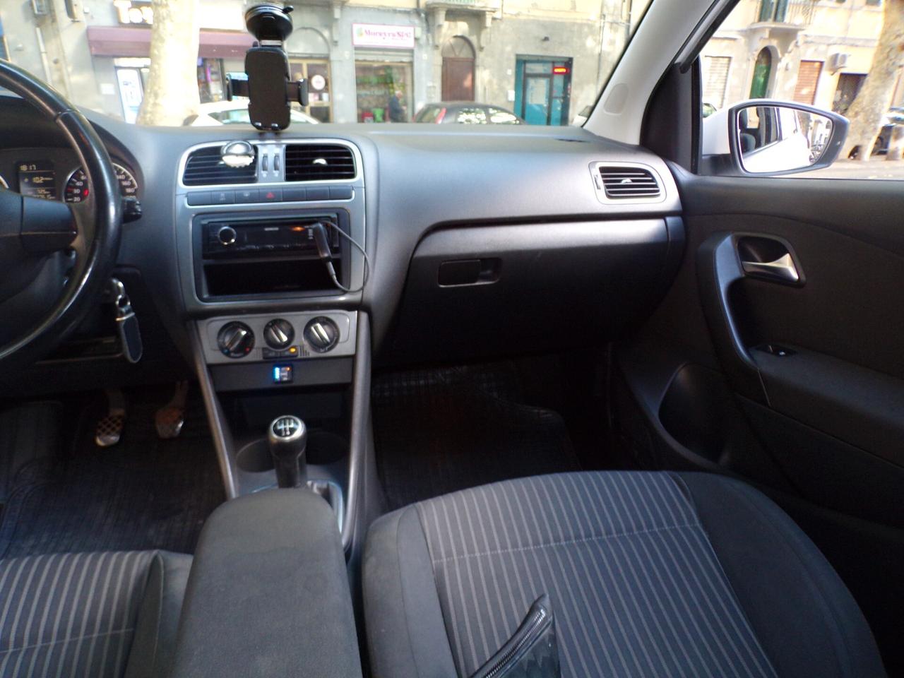 AUTO VOLKSWAGEN POLO 5P COMFORTLINE BI-FUEL DEL 2010 CON 227.500 KM