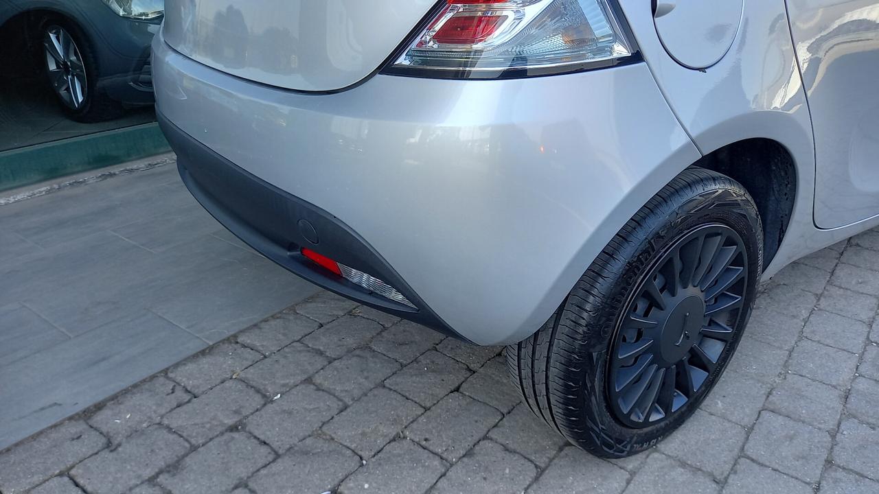 Lancia Ypsilon 1.0 FireFly 5 porte S&S Hybrid Silver