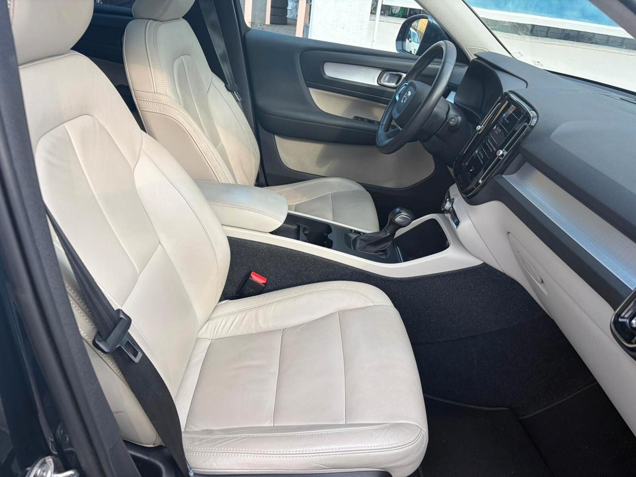 Volvo XC40 T2 Momentum Pro*EURO6*NEOPATENTATI