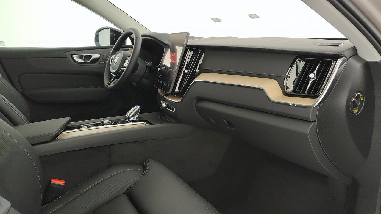 VOLVO XC60 2.0 b5 mhev Ultra Dark awd auto