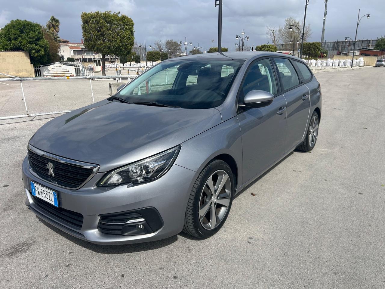 Peugeot 308 BlueHDi 130 S&S SW Allure da vetrina