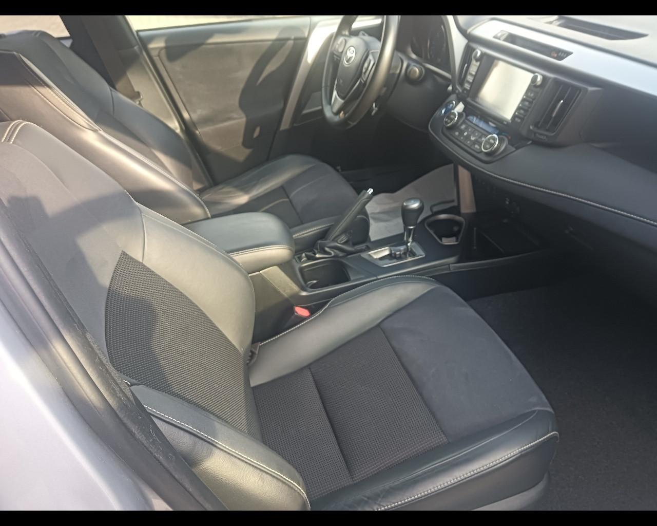 TOYOTA Rav4 IV - Rav4 2.5 vvt-i hybrid Lounge 2wd e-cvt my17