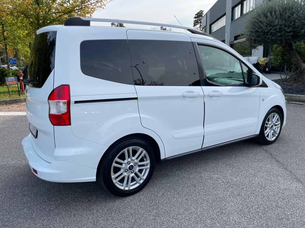 Ford Tourneo Courier 1.5 TDCI 100 CV Sport