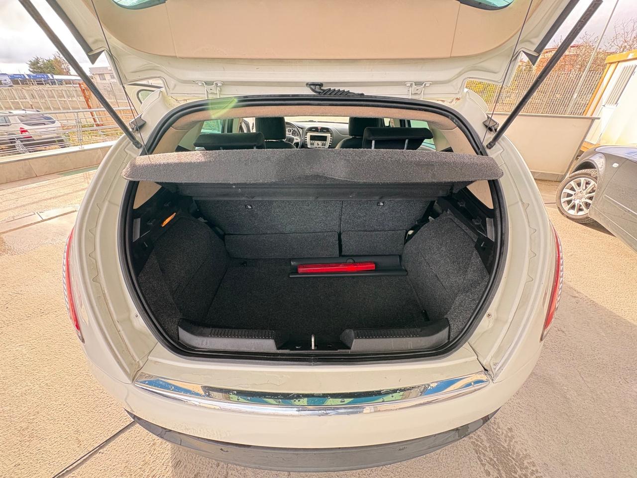 Lancia Delta 1.6 MJT DPF 105 CV Silver