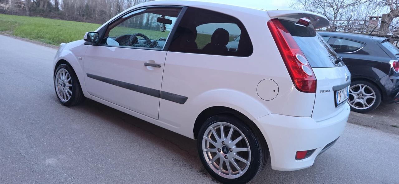 Ford Fiesta 1.6 TDCi 3p. Ghia S neopatentati
