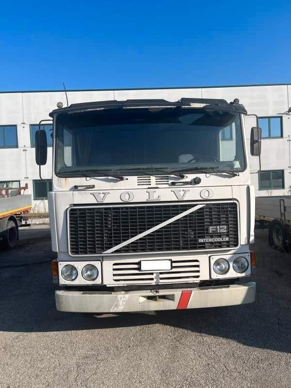 VOLVO FL12 6X2 GRU HAIB 140 E CASSONE RIBALTABILE TRILATERALE