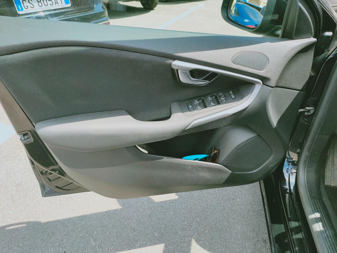 Volvo V40 D2 Kinetic Neopatentati
