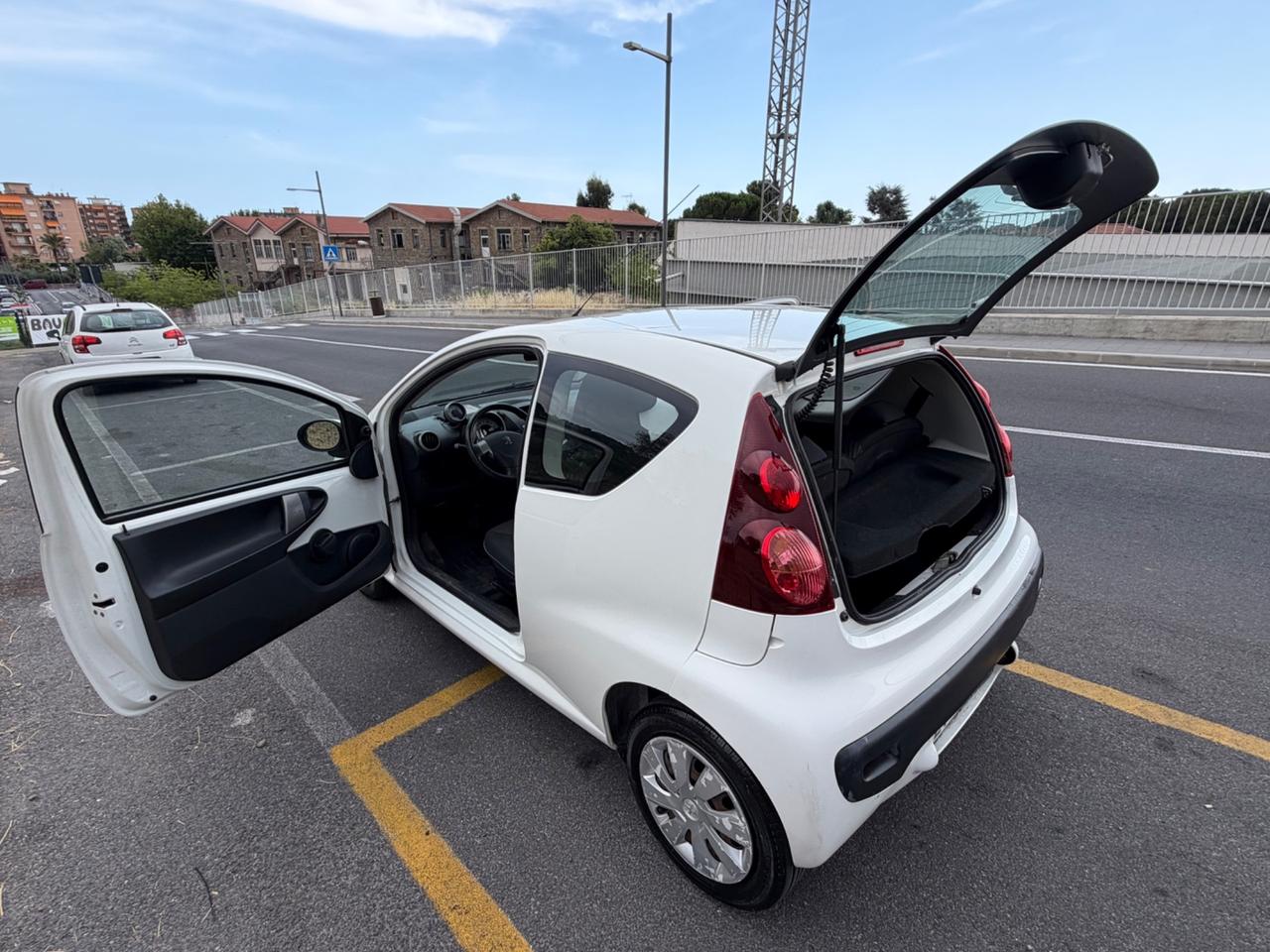 Peugeot 107 CON CAMBIO AUTOMATICO NEOPATENTATI