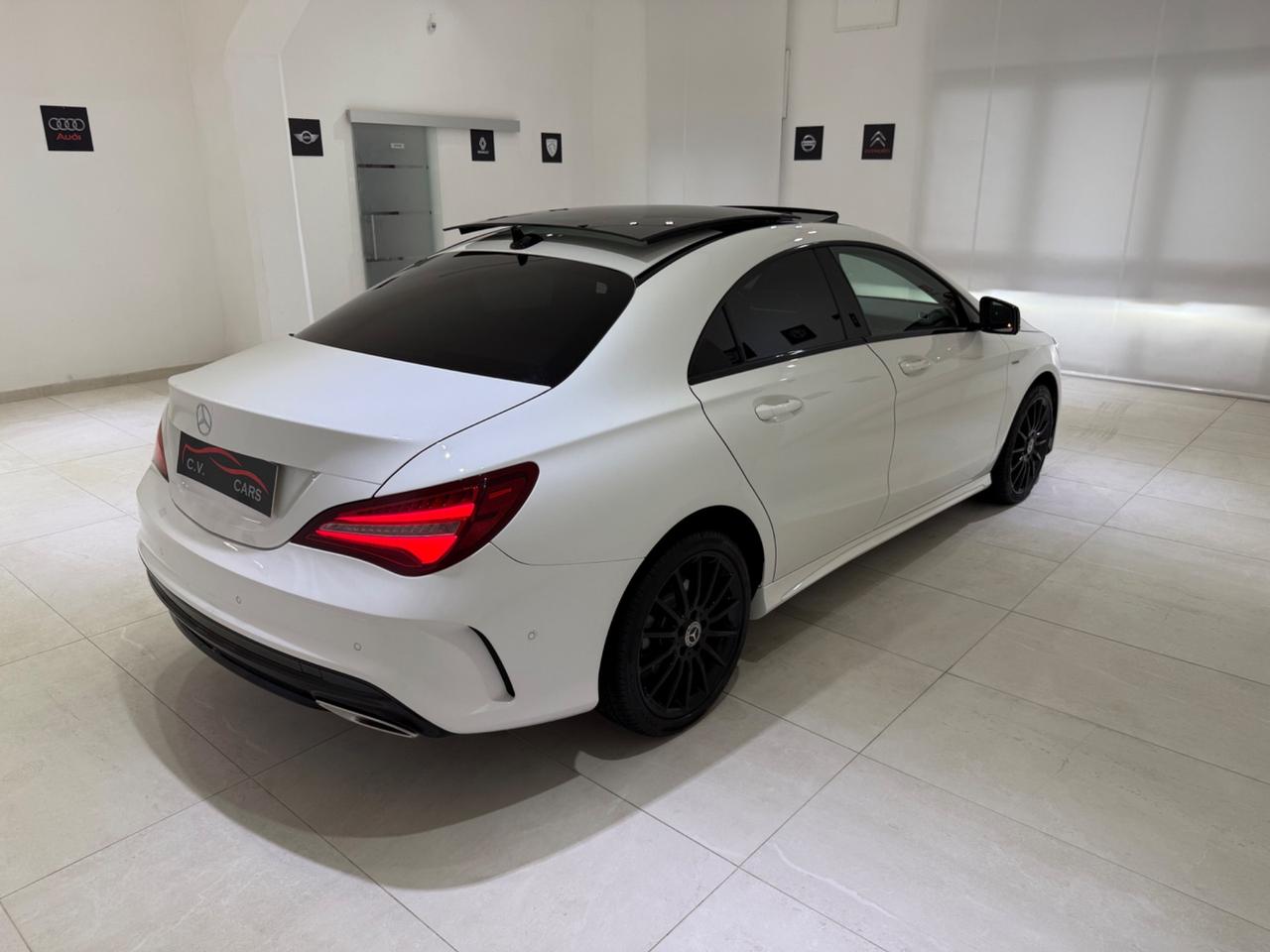 CLA 220 D AUTOMATIC PREMIUM TOTAL BLACK