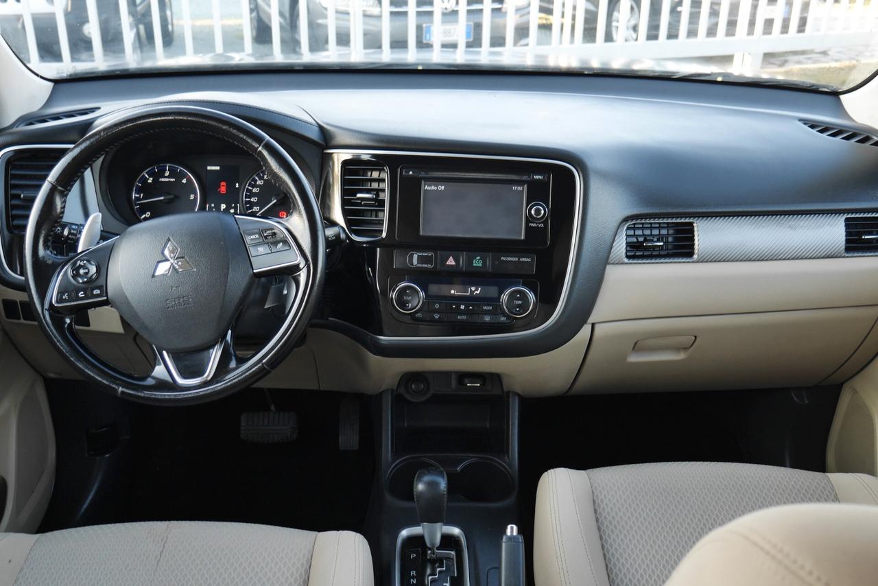 Mitsubishi Outlander 2.2 DI-D 4WD Instyle Plus Navi