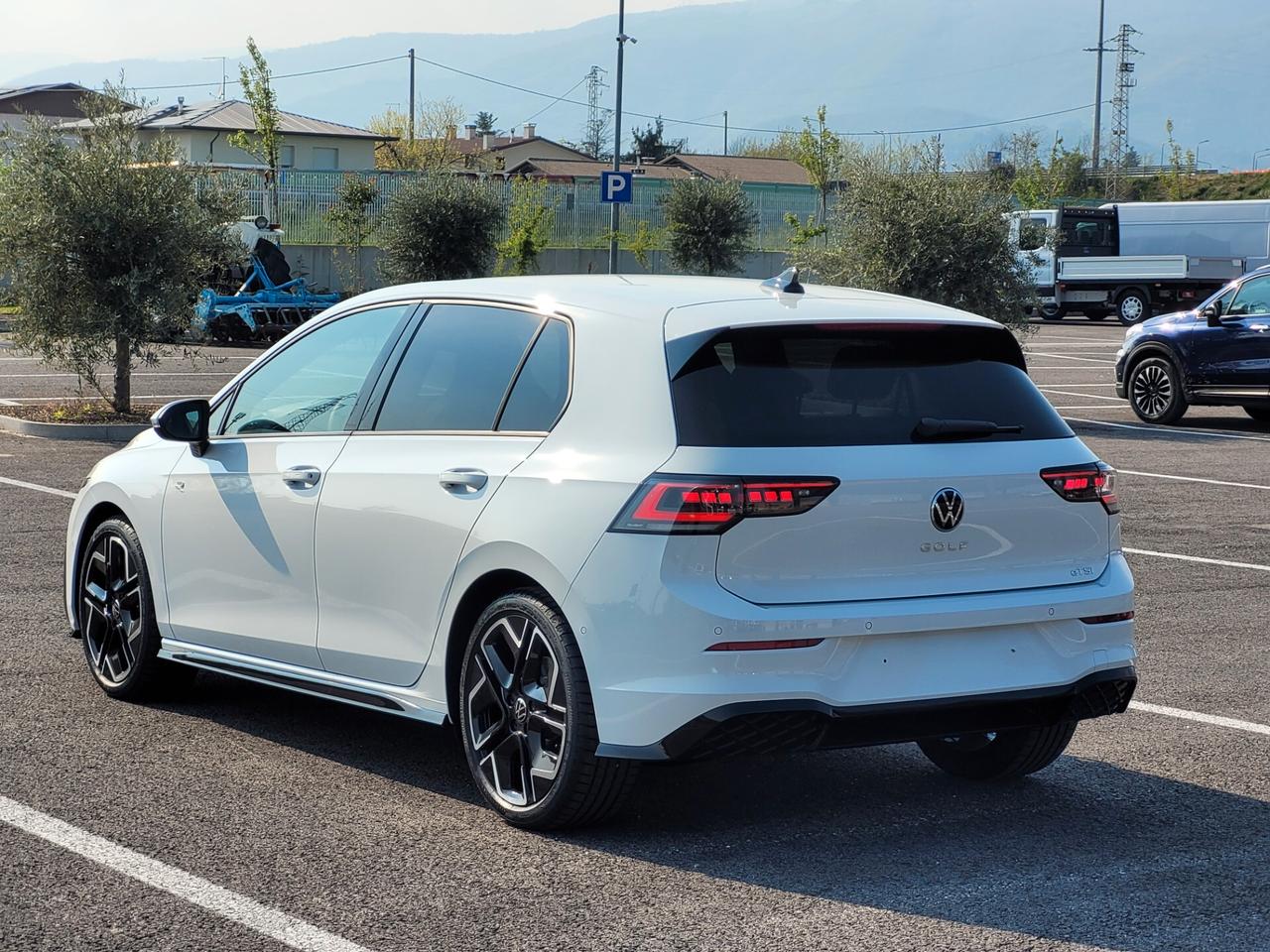 Volkswagen Golf 1.5 etsi R-Line 150cv dsg IQ. DRIVE
