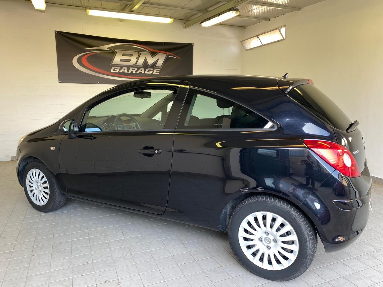 Opel Corsa 1.2 3 porte b-color