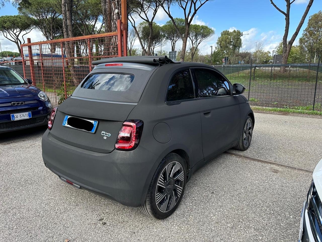 Fiat 500 La Prima Cabrio 42 kWh nera opaca full led prezzo promo