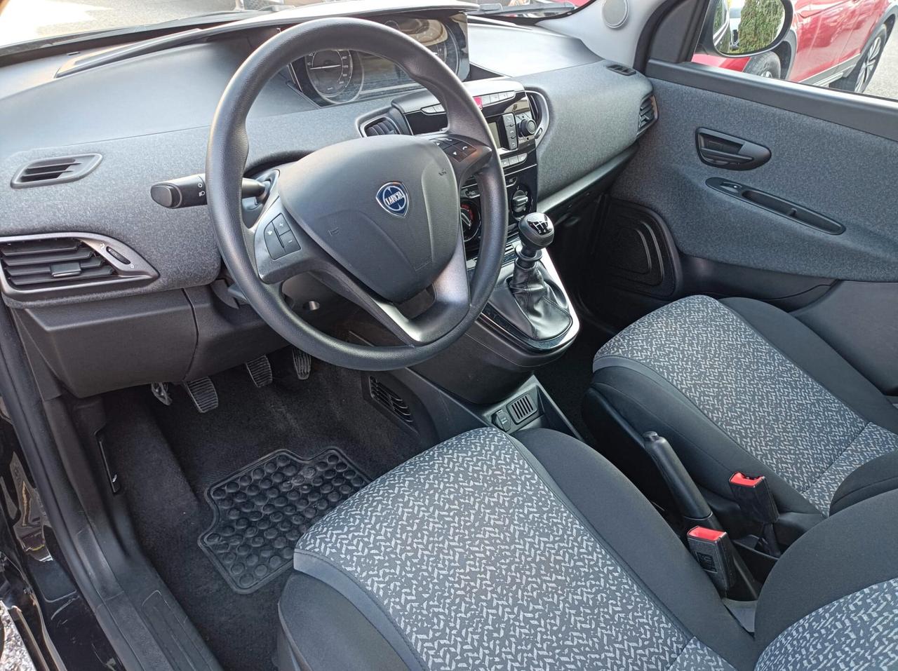 Lancia Ypsilon 1.0 FireFly 5 porte S&S Hybrid Silver