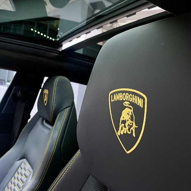 Lamborghini Urus 4.0 AKRAPOVIC FULL CARBO