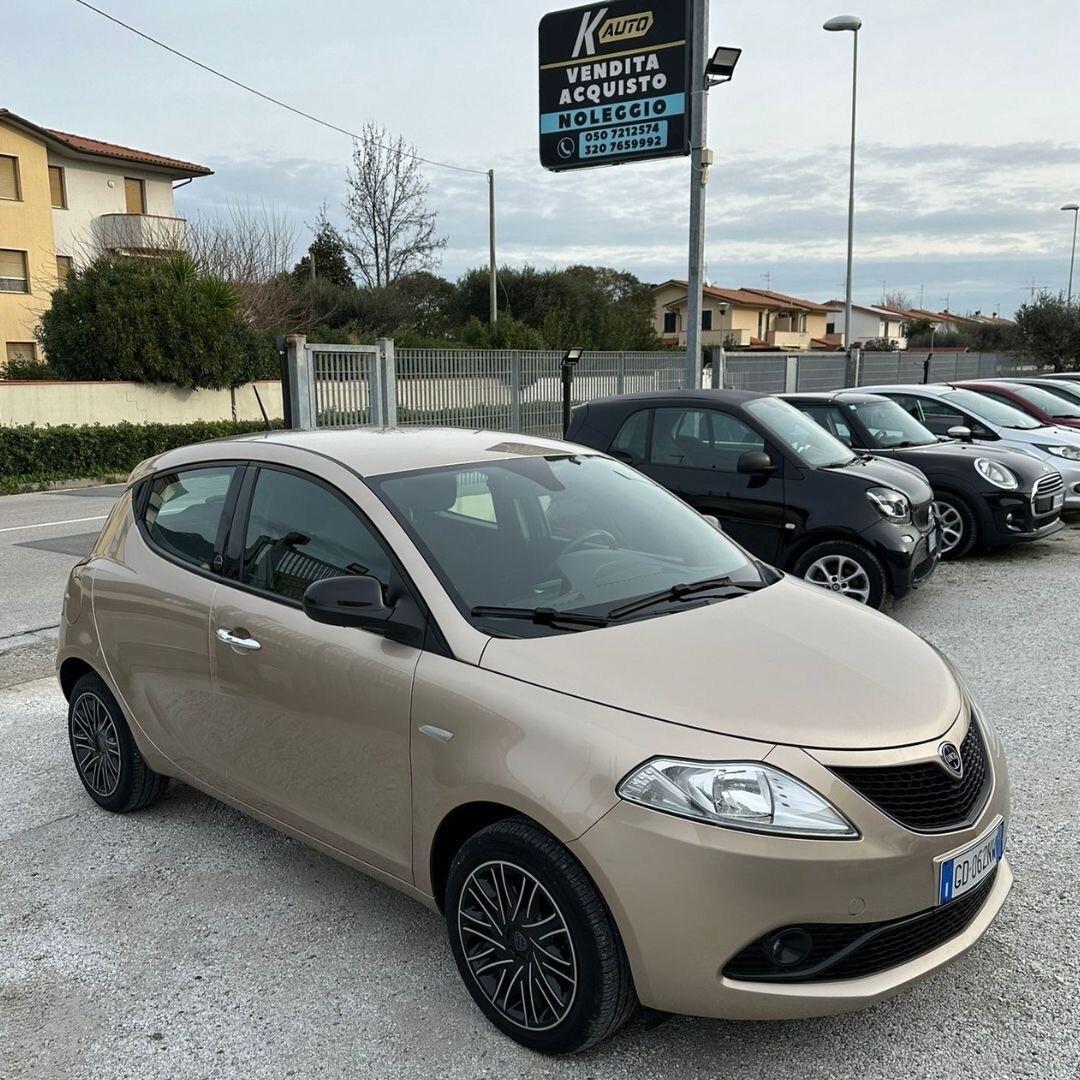 Lancia Ypsilon 1.0 Hybrid ok neo patentati