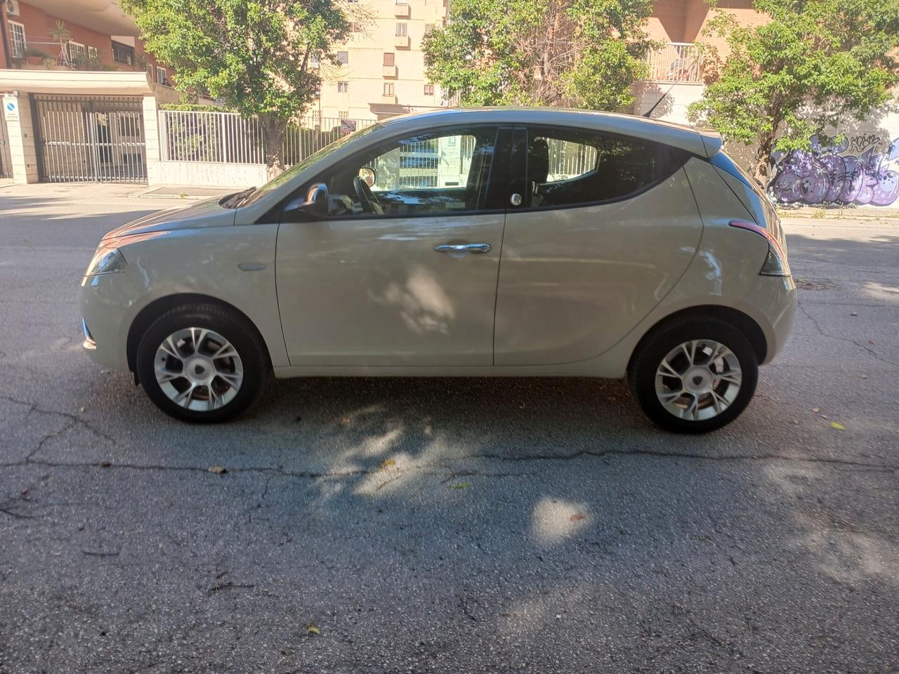 Lancia Ypsilon 0.9 TwinAir 85 CV 5 porte Metano Ecochic Platinum
