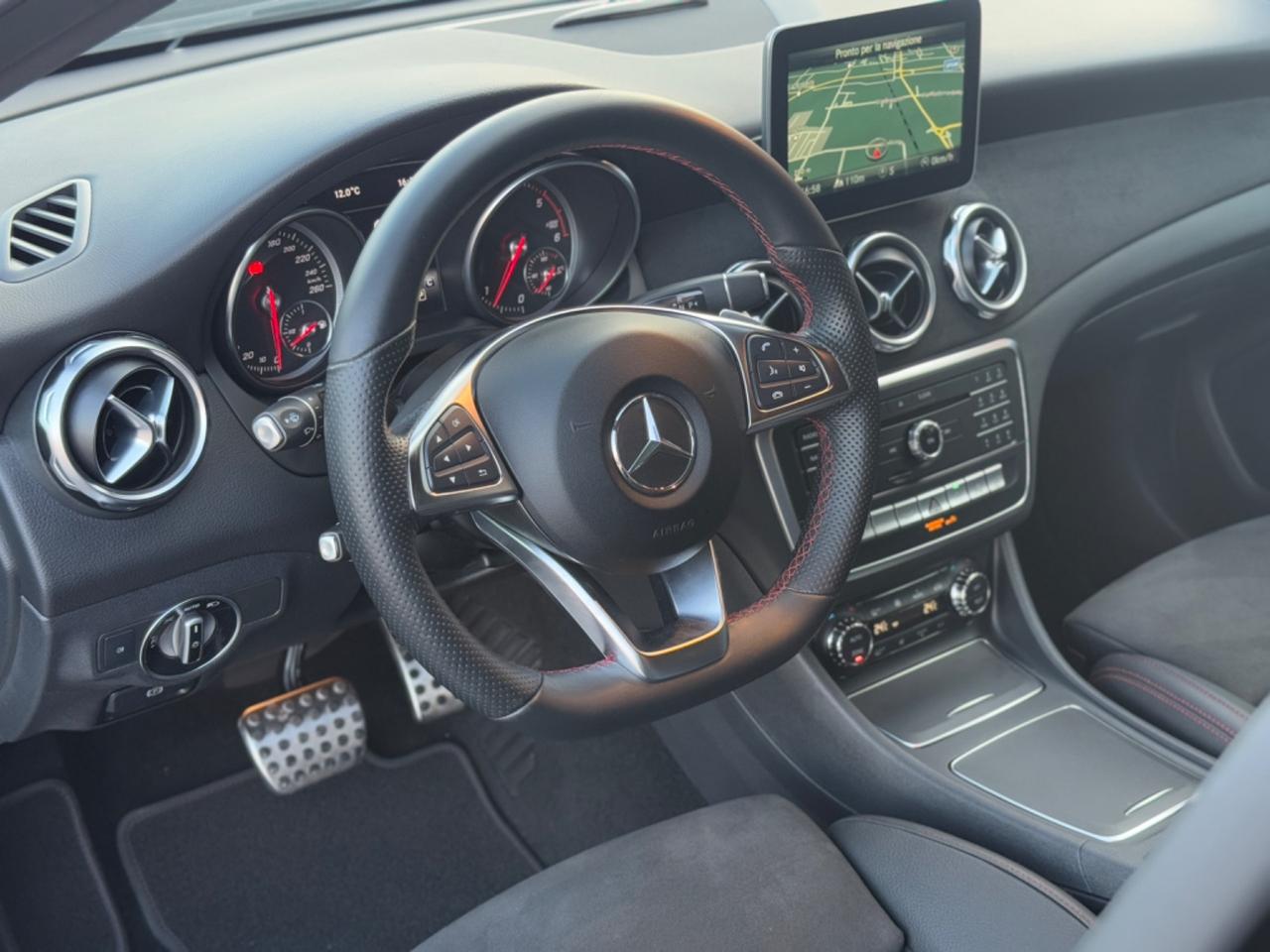 Mercedes-benz GLA 200d Premium AMG LINE!