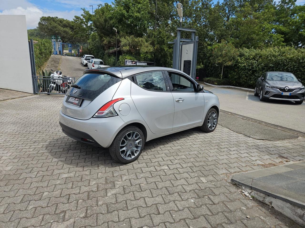 Lancia Ypsilon 0.9 TwinAir 85 CV 5 porte S&S Platinum