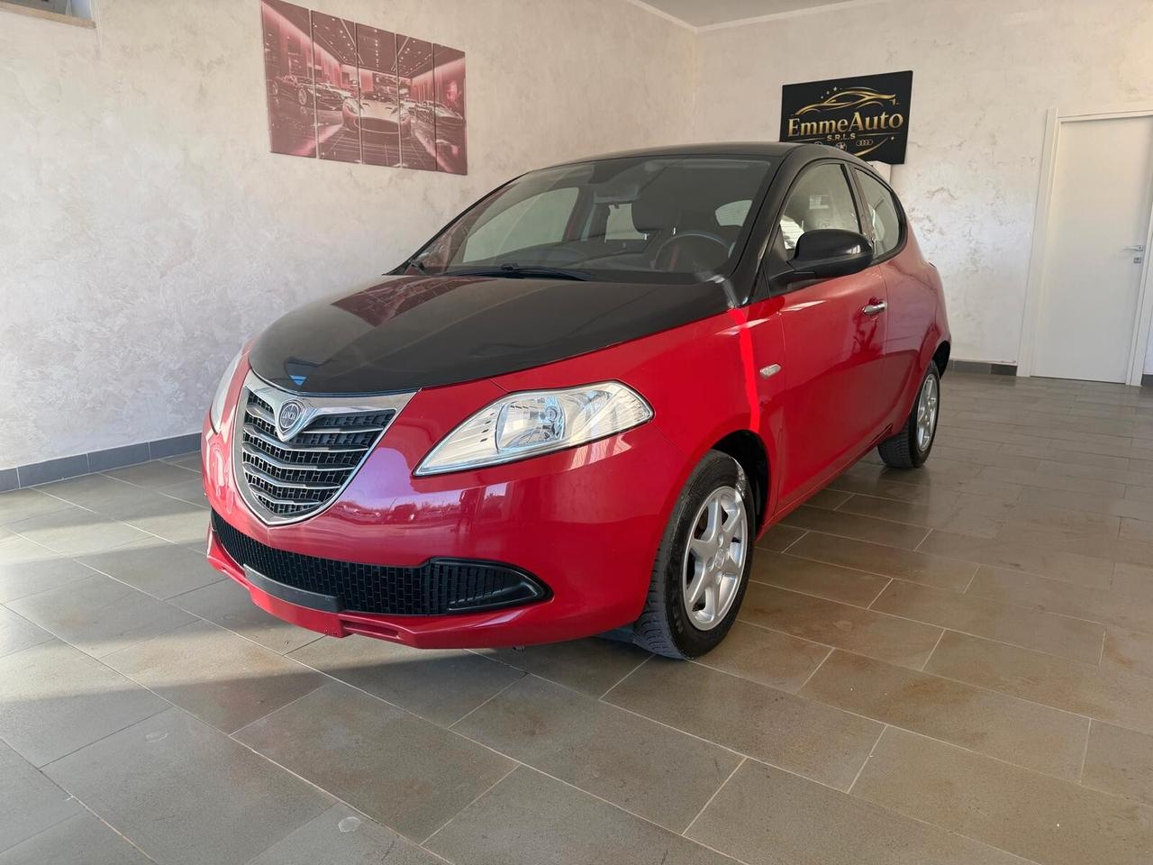 Lancia Ypsilon 1.2 69 CV 5 porte S&S Black&Red