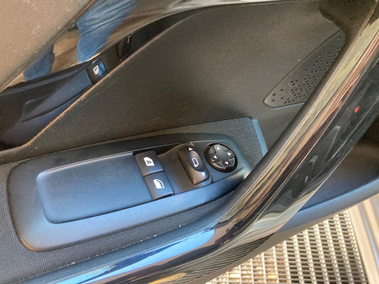 Peugeot 208 1.2 - X NEOPATENTATI - 2013