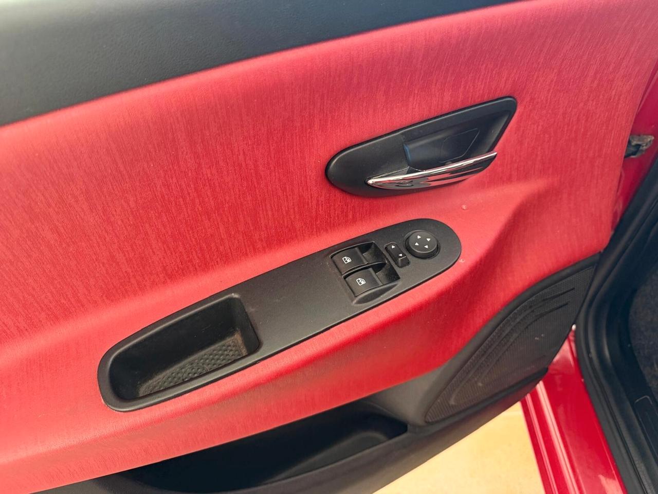 Lancia Ypsilon 1.2 69 CV 5 porte S&S Black&Red