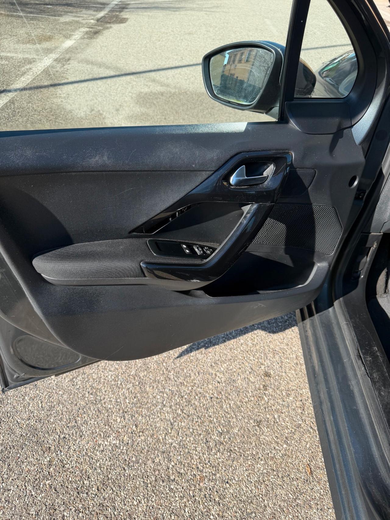 Peugeot 208 1.6 - NEOPATENTATI - 12 MESI DI GARANZIA -