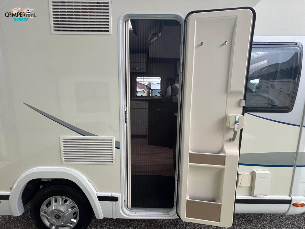 BLUCAMP OCEAN 511 - Semintegrale con letto basculante e letti a castello in coda