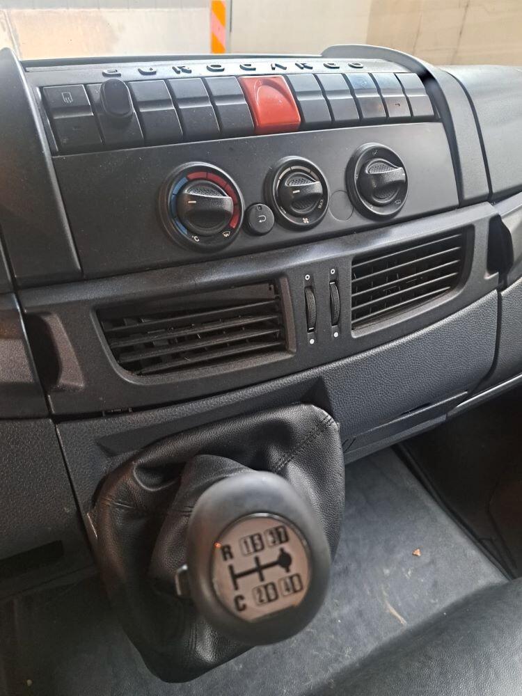 Carro attrezzi Eurocargo 120 con braccio gru centrale a scomparsa