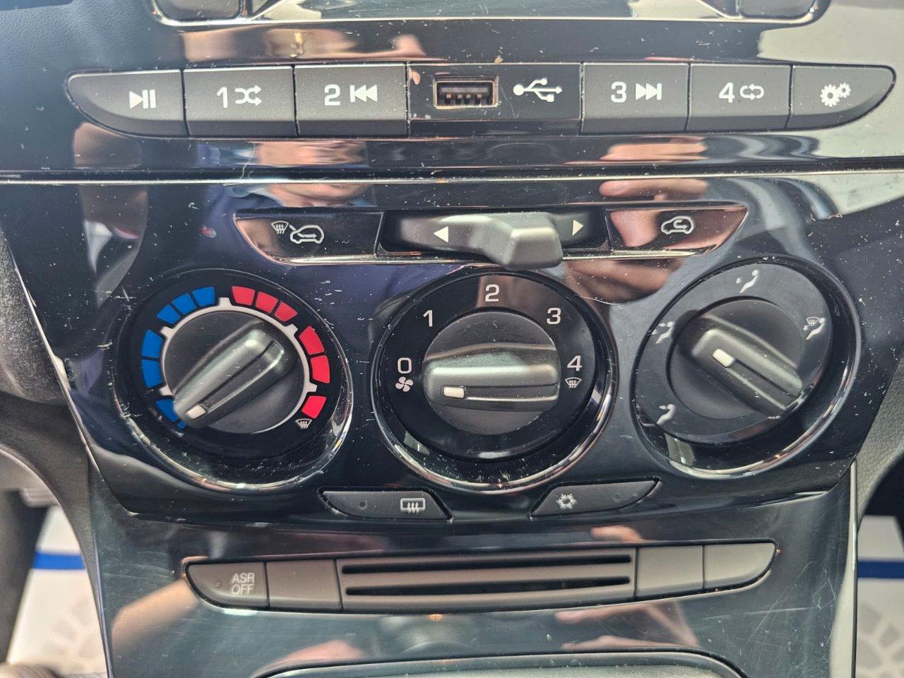 Lancia Ypsilon 1.0 firefly hybrid Silver s&s 70cv 5p.ti