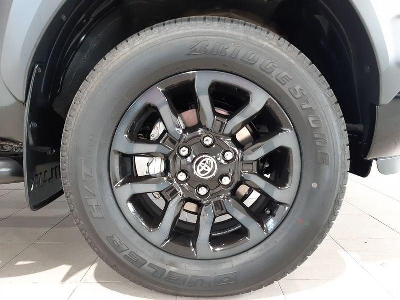 Toyota Hilux 2.8 D A/T 4WD 4 porte Double Cab Invincible