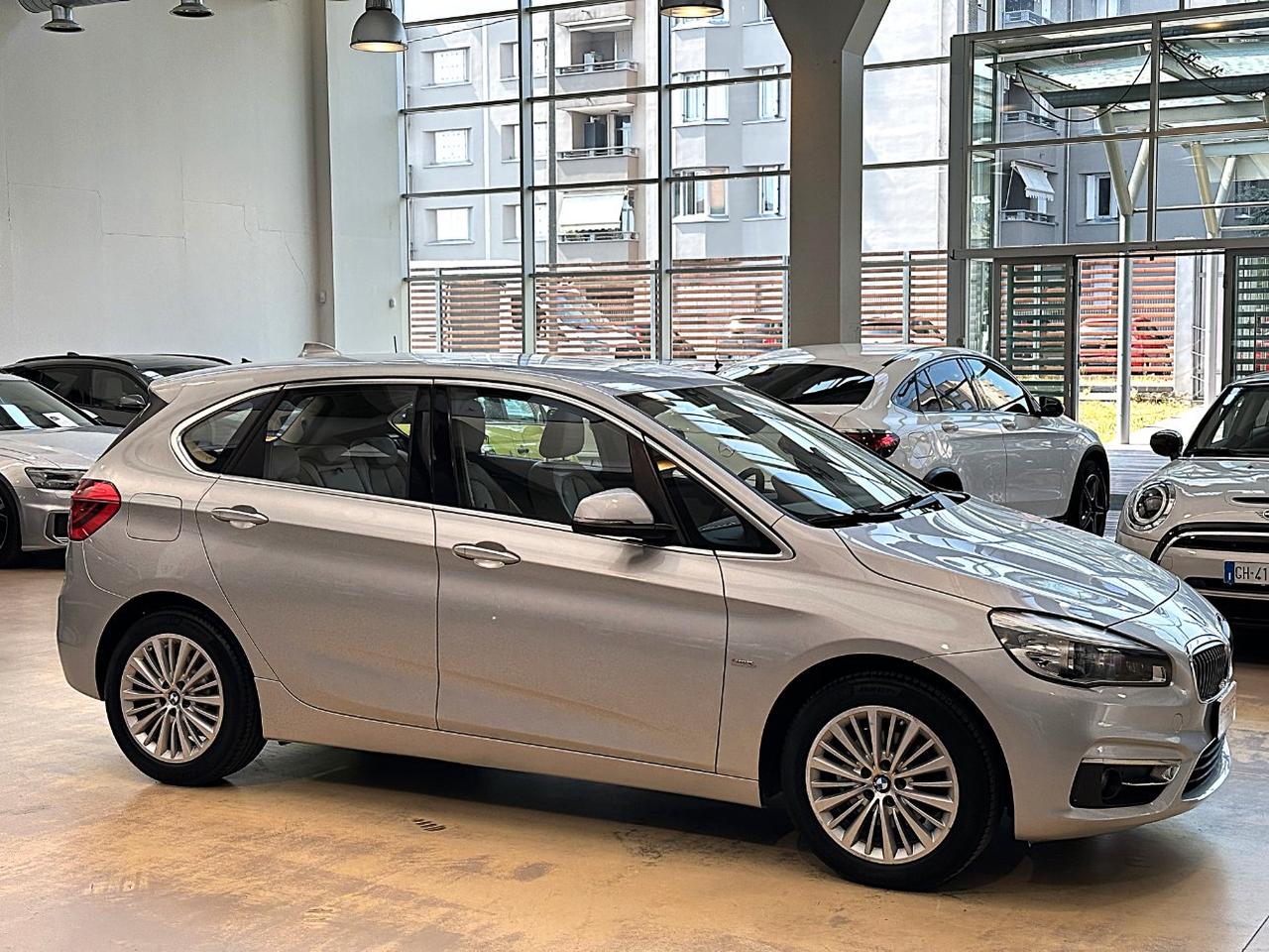 BMW 216 d Active Tourer Luxury Auto - LED - 17" - Pelle - Navi