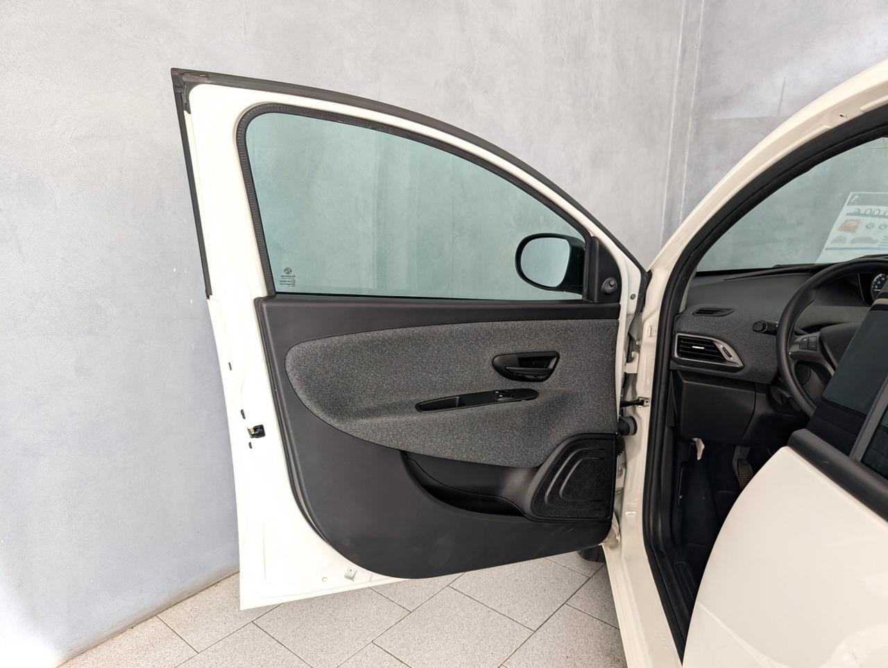 Lancia Ypsilon 1.0 Hybrid 70cv Silver