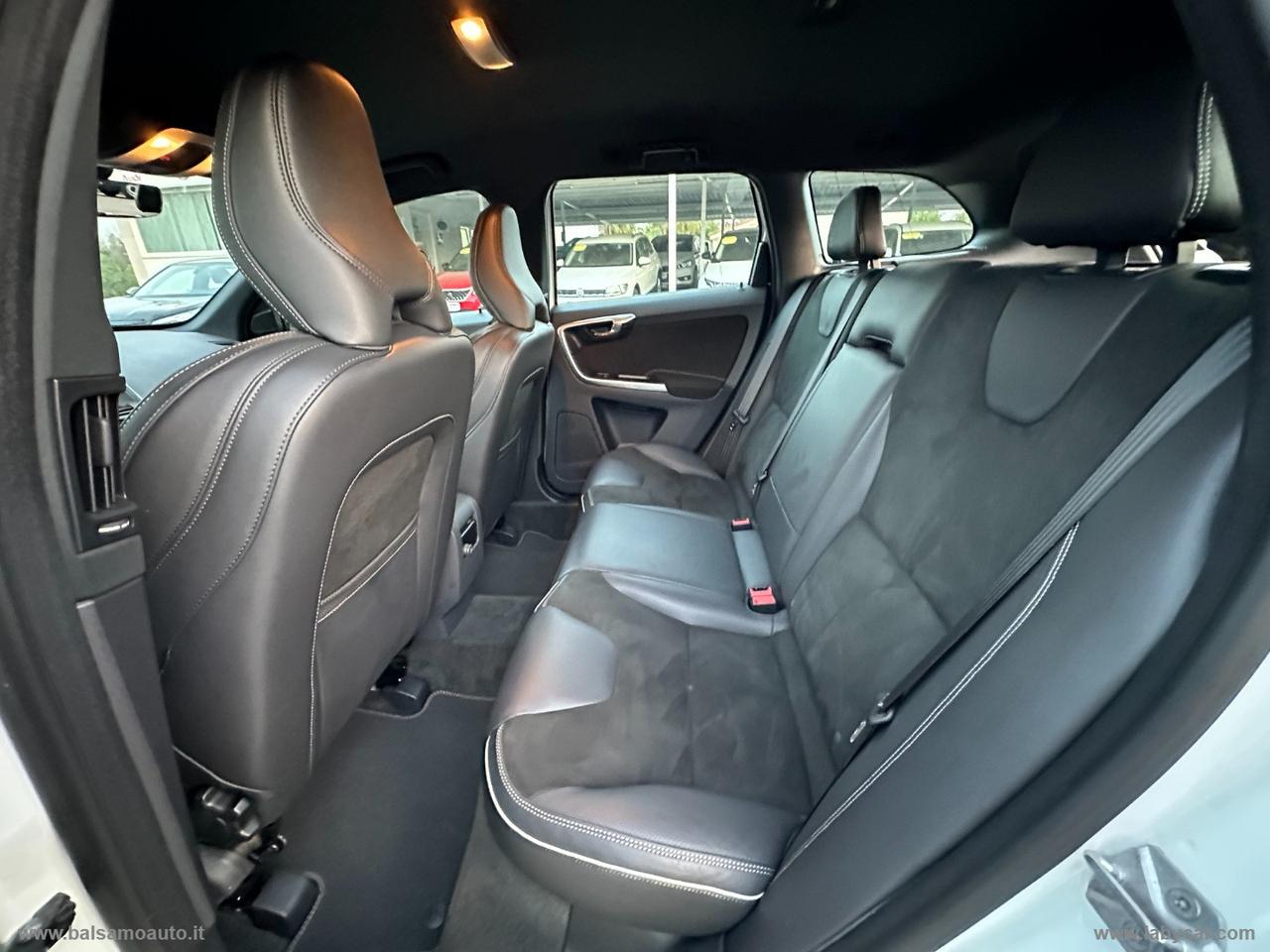 VOLVO XC60 D4 AWD R-design Momentum