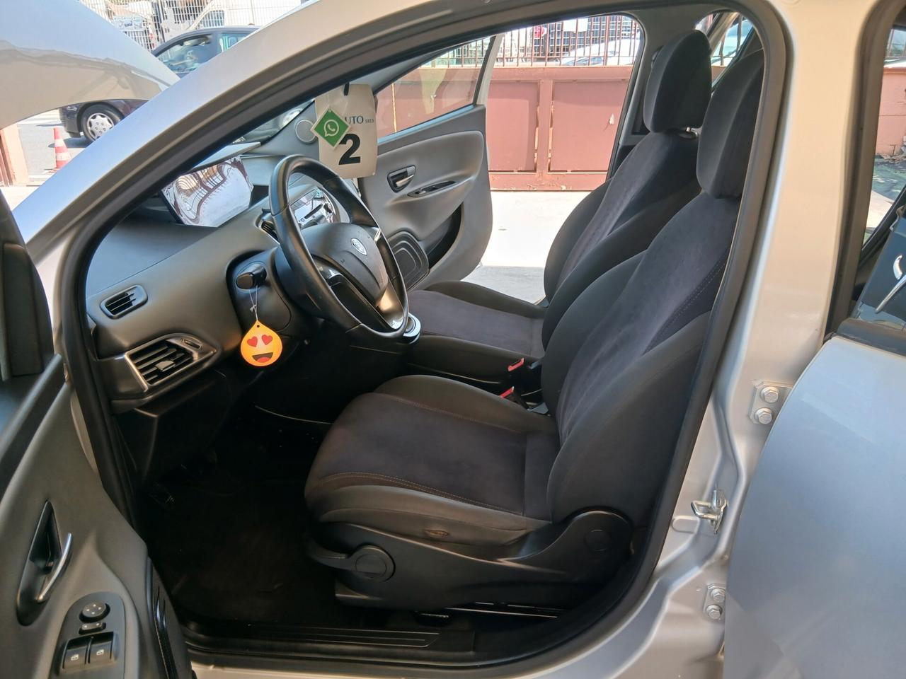 Lancia Ypsilon 1.2 69 CV 5 porte full 13