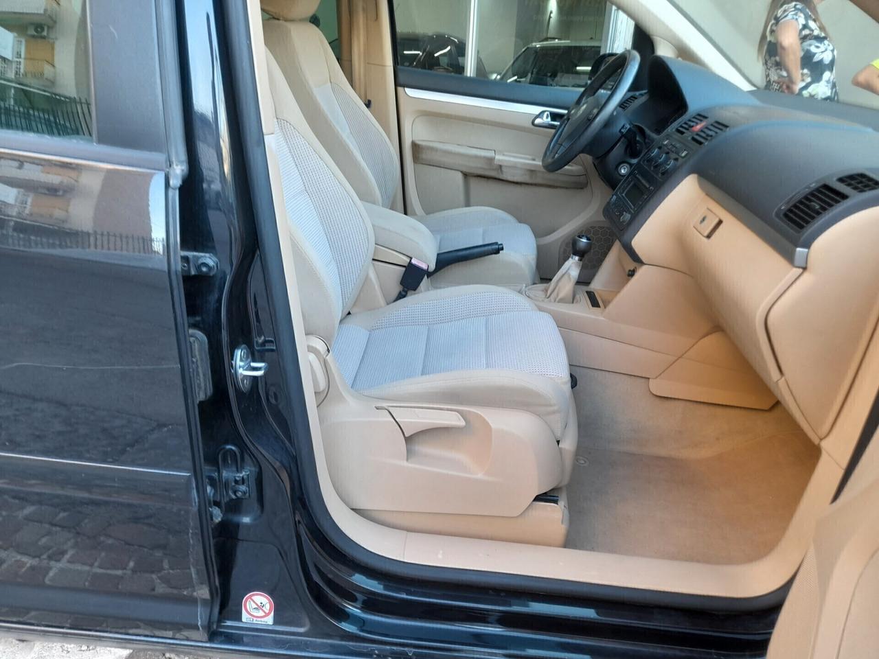 Volkswagen Touran 1.6 FSI Highline