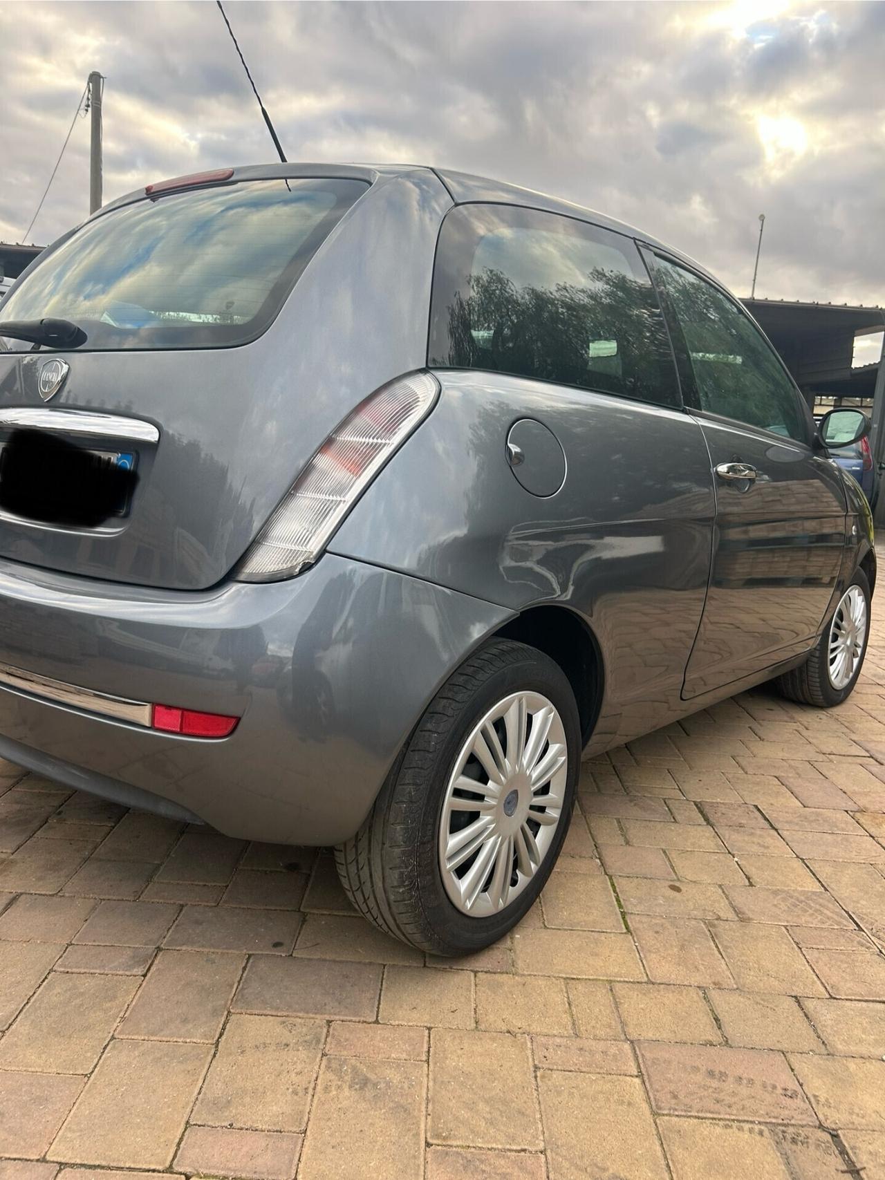 Lancia Ypsilon 1.3 MJT 75 CV Argento